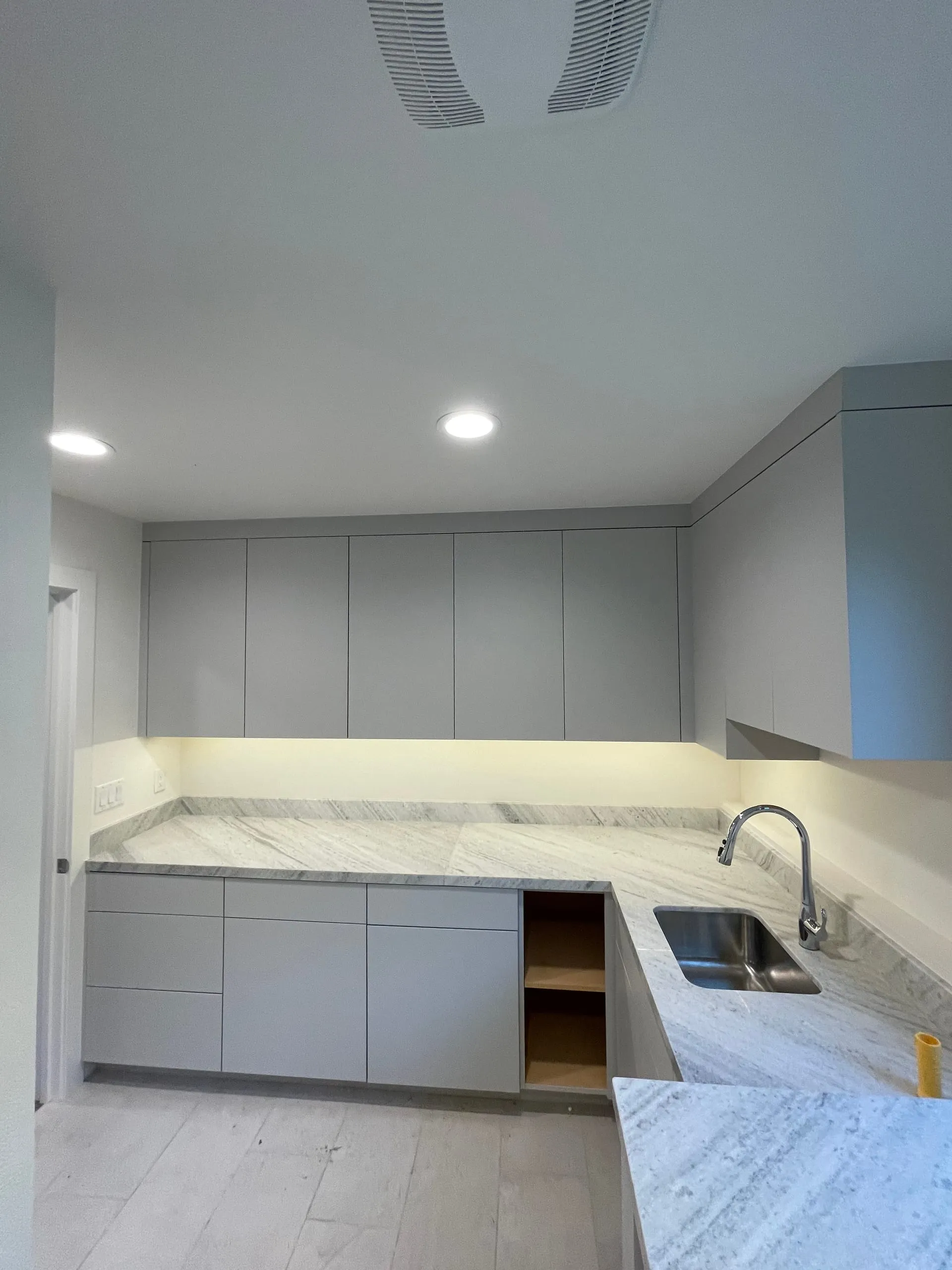 Gray kitchen under cabinet lighting