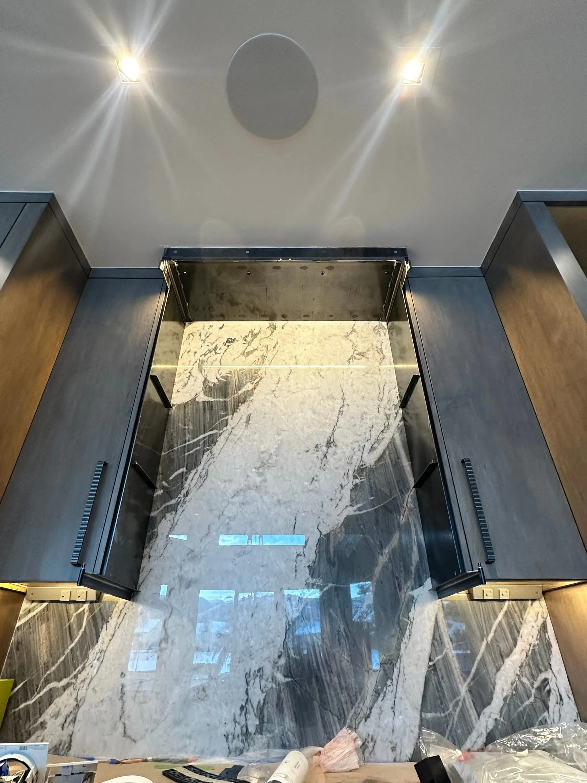 Range hood marble backsplash sconces